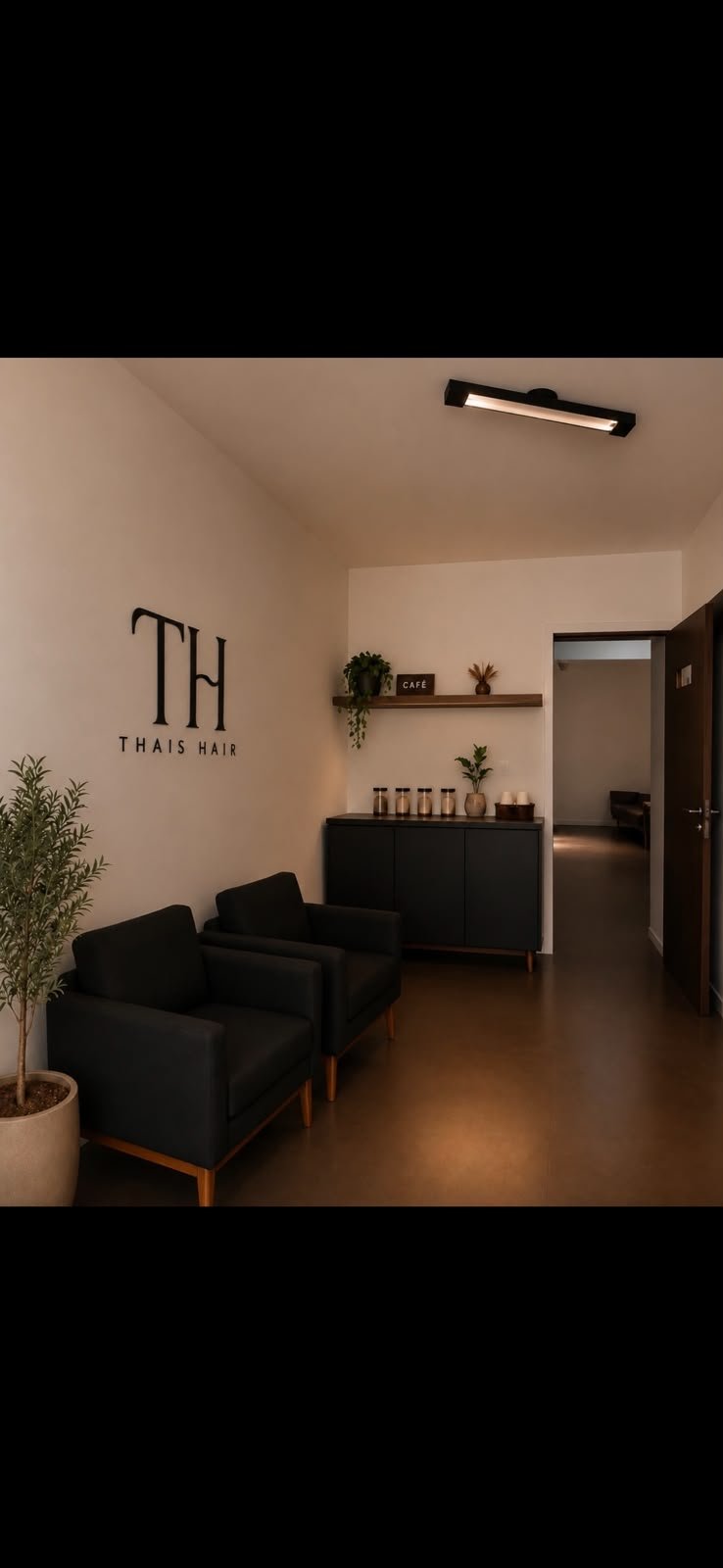 Recepção da Thais Hair com poltronas e identidade da marca