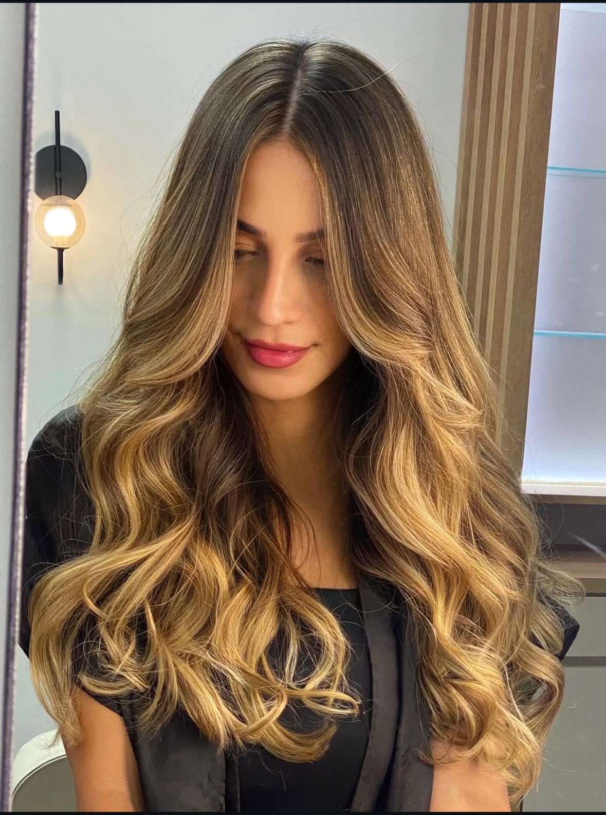 Mechas loiras com ondas e brilho